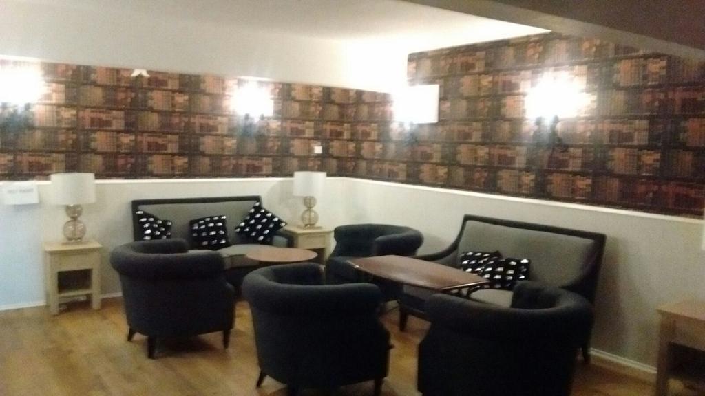 Huntly Arms Hotel Aboyne Bagian luar foto
