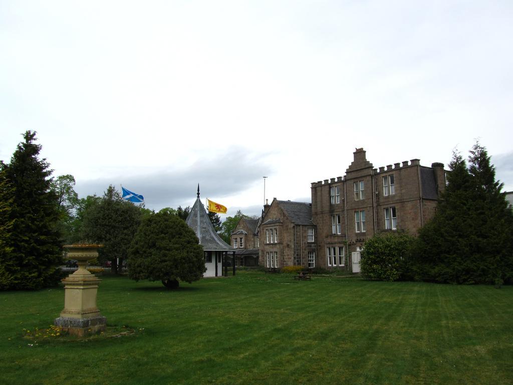 Huntly Arms Hotel Aboyne Bagian luar foto